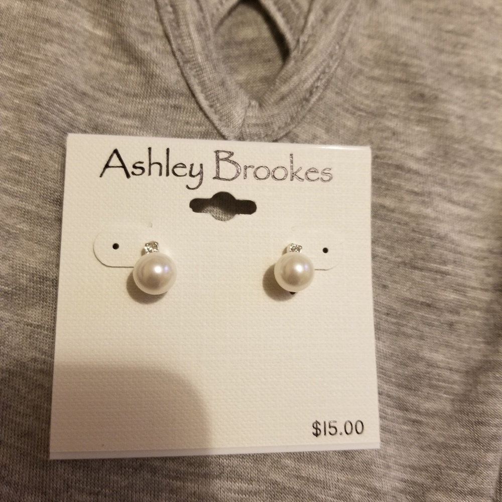 White pearl earrings w/ rhinestones🌼🌸🌼🌸🎁🎀